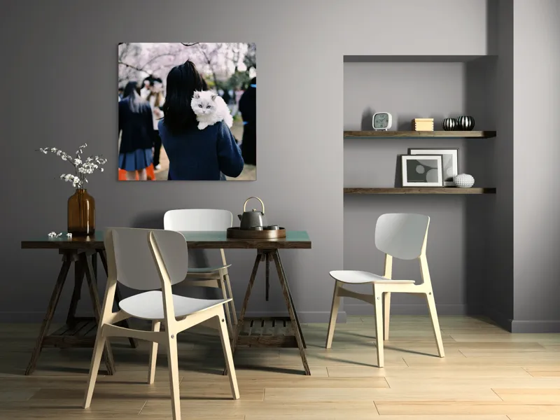 Tablou Canvas, "Micuța pisică și agitația urbană", Pisoi, Fluffy, Albastru, Privire, Parcuri, Primăvară, Agitație, Copac, Haine, Mână, Peisaj, Persoane., 100 x 100 cm – poza 6