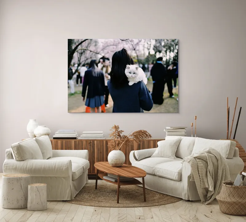 Tablou Canvas, "Micuța pisică și agitația urbană", Pisoi, Fluffy, Albastru, Privire, Parcuri, Primăvară, Agitație, Copac, Haine, Mână, Peisaj, Persoane., 150 x 100 cm – poza 3