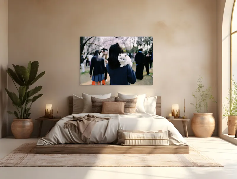 Tablou Canvas, "Micuța pisică și agitația urbană", Pisoi, Fluffy, Albastru, Privire, Parcuri, Primăvară, Agitație, Copac, Haine, Mână, Peisaj, Persoane., 150 x 100 cm – poza 4