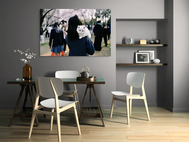 Tablou Canvas, "Micuța pisică și agitația urbană", Pisoi, Fluffy, Albastru, Privire, Parcuri, Primăvară, Agitație, Copac, Haine, Mână, Peisaj, Persoane., 150 x 100 cm – poza 5