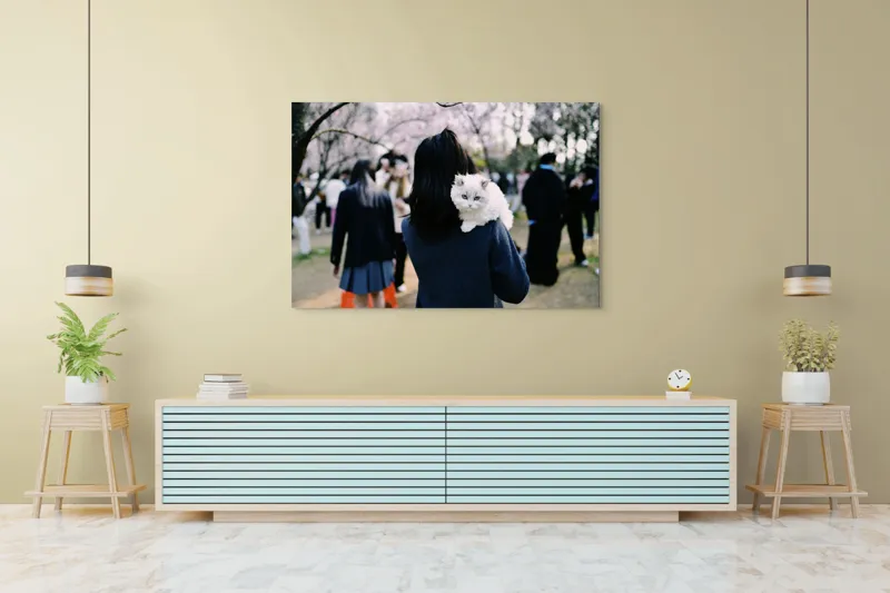 Tablou Canvas, "Micuța pisică și agitația urbană", Pisoi, Fluffy, Albastru, Privire, Parcuri, Primăvară, Agitație, Copac, Haine, Mână, Peisaj, Persoane., 150 x 100 cm – poza 6