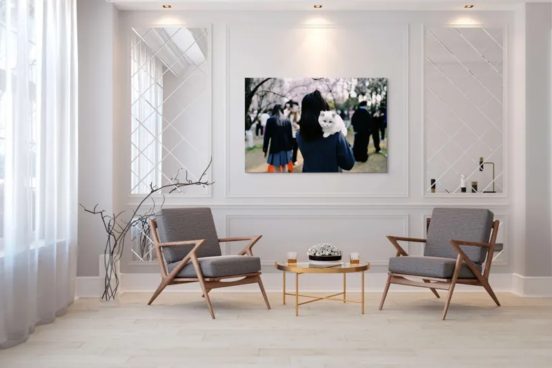 Tablou Canvas, "Micuța pisică și agitația urbană", Pisoi, Fluffy, Albastru, Privire, Parcuri, Primăvară, Agitație, Copac, Haine, Mână, Peisaj, Persoane., 150 x 100 cm – poza 7