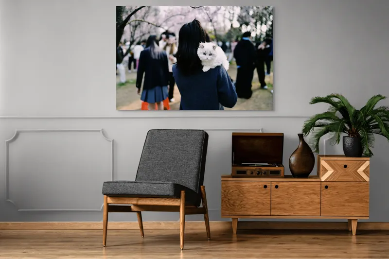 Tablou Canvas, "Micuța pisică și agitația urbană", Pisoi, Fluffy, Albastru, Privire, Parcuri, Primăvară, Agitație, Copac, Haine, Mână, Peisaj, Persoane., 150 x 100 cm – poza 8