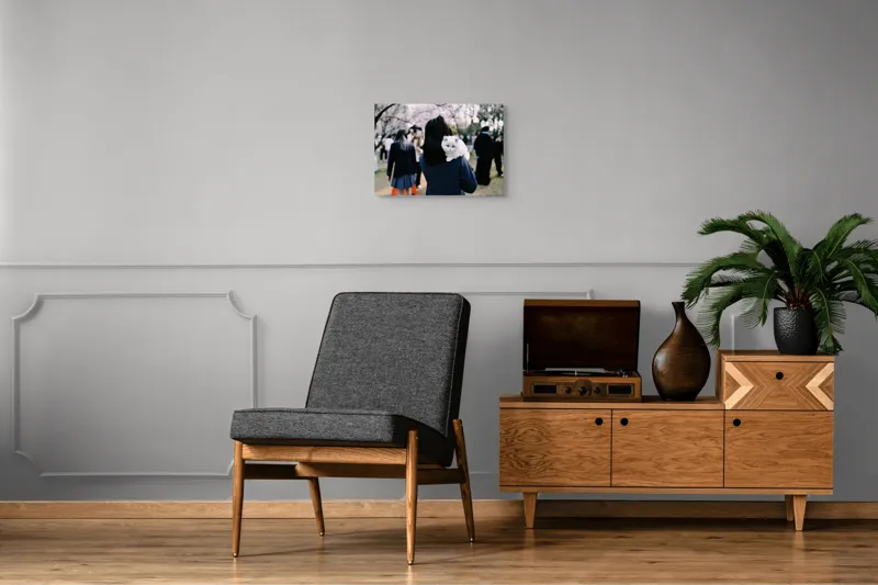 Tablou Canvas, "Micuța pisică și agitația urbană", Pisoi, Fluffy, Albastru, Privire, Parcuri, Primăvară, Agitație, Copac, Haine, Mână, Peisaj, Persoane., 54 x 39 cm – poza 7
