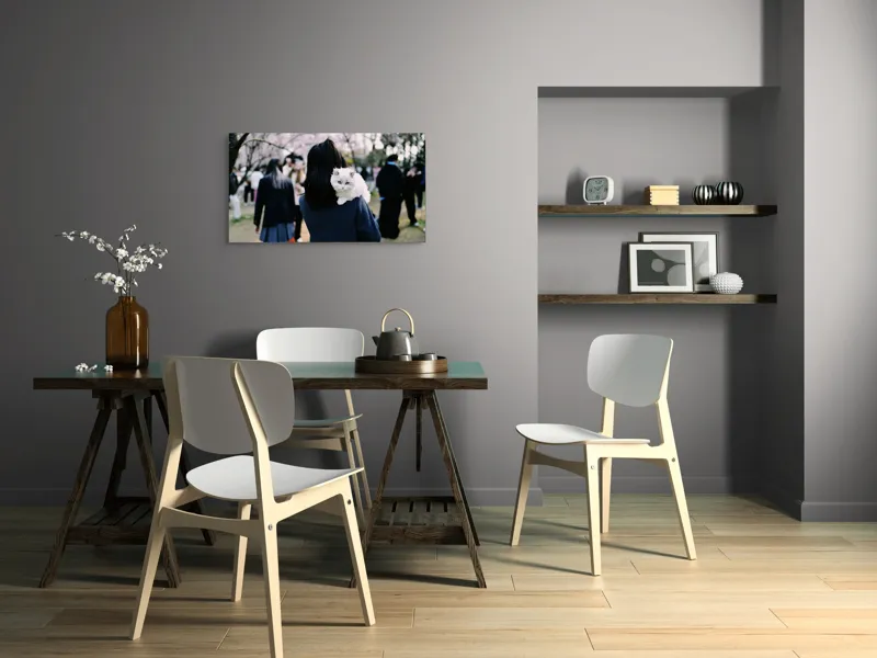 Tablou Canvas, "Micuța pisică și agitația urbană", Pisoi, Fluffy, Albastru, Privire, Parcuri, Primăvară, Agitație, Copac, Haine, Mână, Peisaj, Persoane., 90 x 50 cm – poza 3