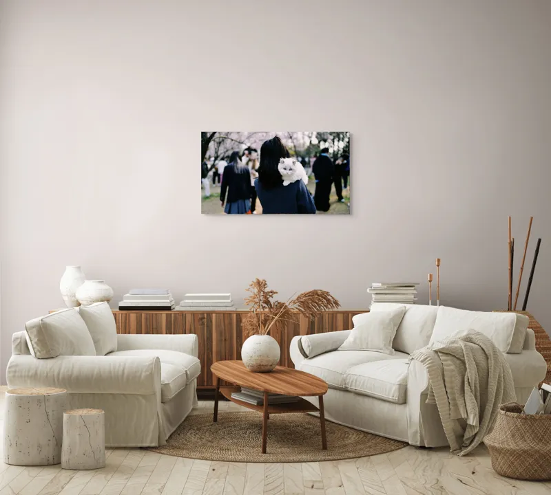 Tablou Canvas, "Micuța pisică și agitația urbană", Pisoi, Fluffy, Albastru, Privire, Parcuri, Primăvară, Agitație, Copac, Haine, Mână, Peisaj, Persoane., 90 x 50 cm – poza 4
