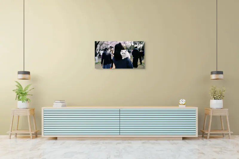 Tablou Canvas, "Micuța pisică și agitația urbană", Pisoi, Fluffy, Albastru, Privire, Parcuri, Primăvară, Agitație, Copac, Haine, Mână, Peisaj, Persoane., 90 x 50 cm – poza 5