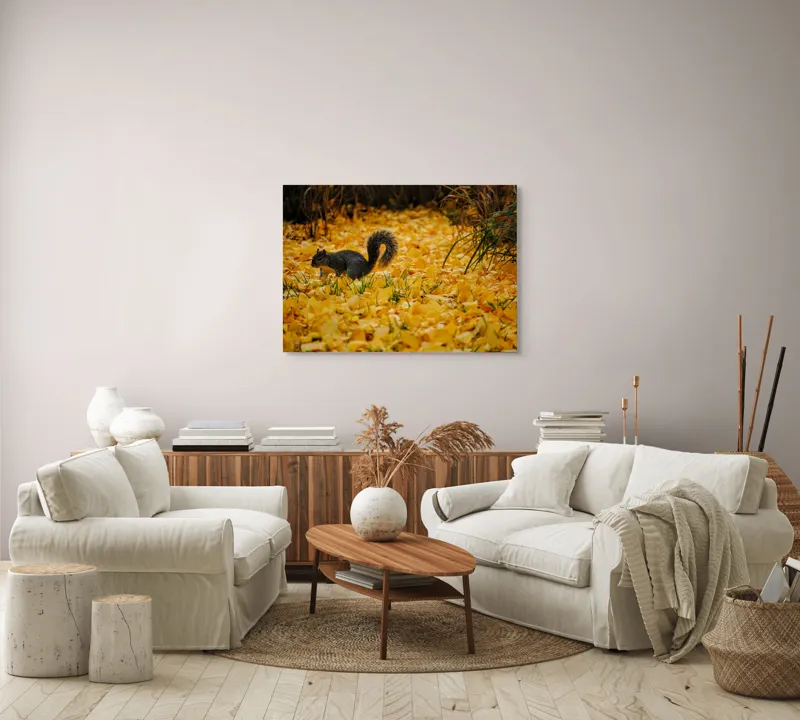 Tablou Canvas, "Veveriță printre frunze galbene de toamnă", Frunze, Galben, Veveriță, Pământ, Toamnă, Natură, Verde, Iarbă, 100 x 70 cm – poza 3
