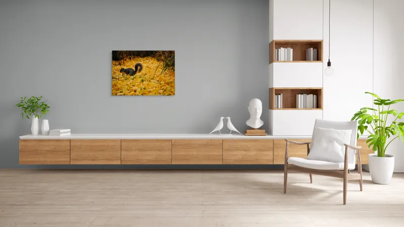 Tablou Canvas, "Veveriță printre frunze galbene de toamnă", Frunze, Galben, Veveriță, Pământ, Toamnă, Natură, Verde, Iarbă, 100 x 70 cm – poza 6