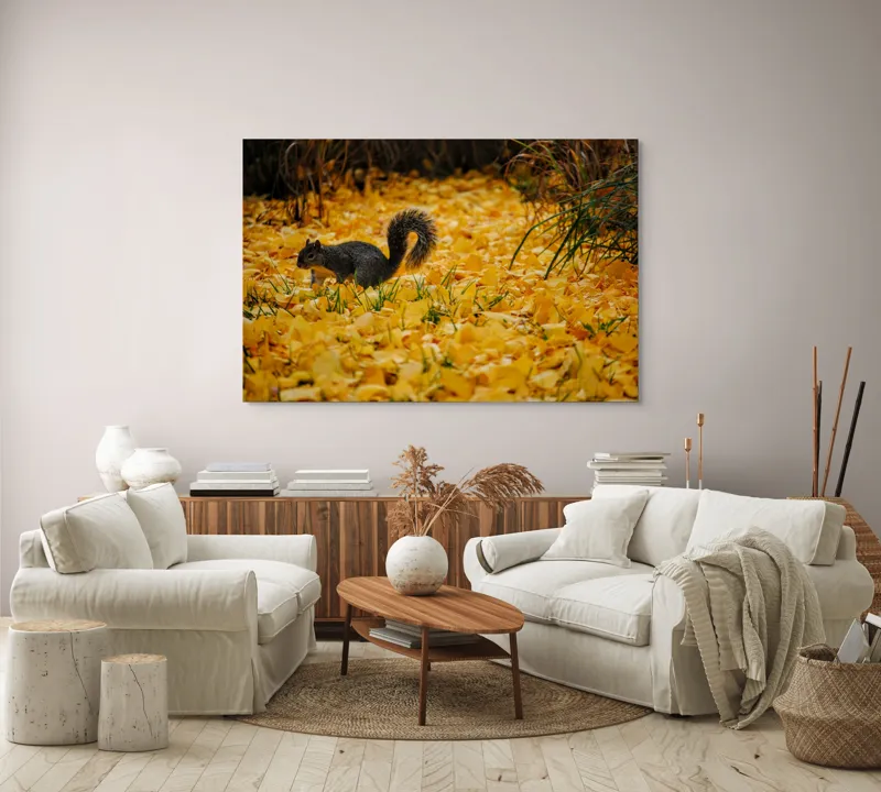 Tablou Canvas, "Veveriță printre frunze galbene de toamnă", Frunze, Galben, Veveriță, Pământ, Toamnă, Natură, Verde, Iarbă, 150 x 100 cm – poza 3
