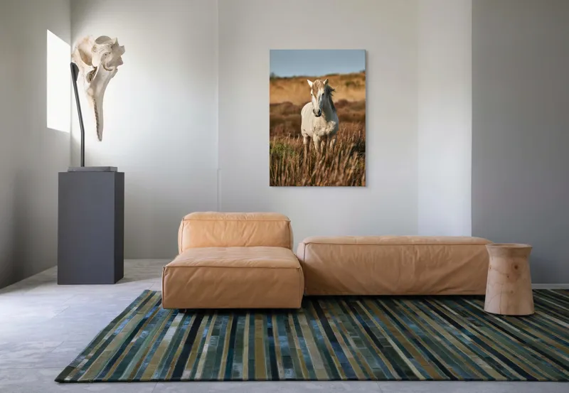 Tablou Canvas, "Un cal alb în sălbăticie", Alb, Cal, Iarbă, Natura, Cer, Dealuri, Liniște, Peisaj, Eleganță, Libertate, 70 x 100 cm – poza 7