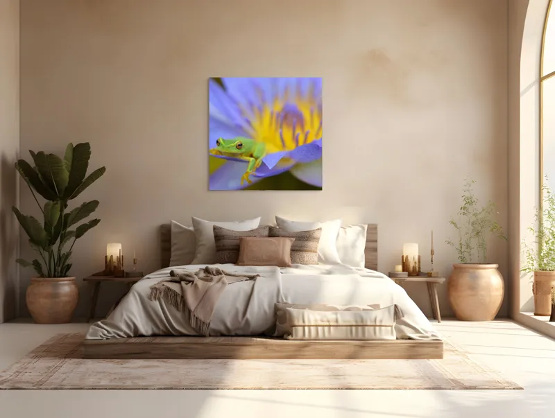 Tablou Canvas, "Broasca verde pe floare violetă", Floare, Broască, Violet, Galben, Petale, Natură, Contrast, Frumusețe, Delicatețe, Culoare., 100 x 100 cm – poza 4