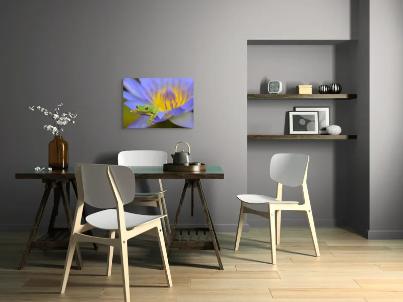 Tablou Canvas, "Broasca verde pe floare violetă", Floare, Broască, Violet, Galben, Petale, Natură, Contrast, Frumusețe, Delicatețe, Culoare., 70 x 50 cm – poza 5