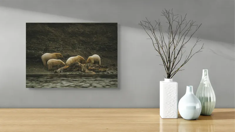 Tablou Canvas, "Urșii polari pe malul stâncos", Urs, Polari, Litoral, Apă, Stânci, Blană, Natură, Adăpost, Familie, Peisaj., 54 x 39 cm – poza 3
