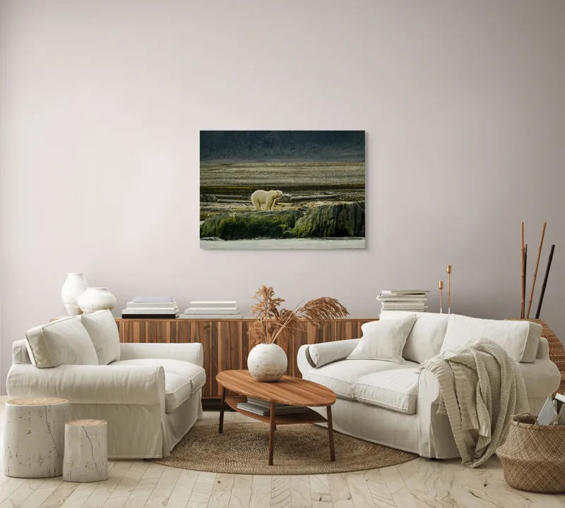 Tablou Canvas, "Urs polar pe țărmul arctic pustiu", Urs, Polar, Teren, Stânci, Natură, Nordic, Peisaj, Blană, Izolare, Sălbăticie, 100 x 70 cm – poza 3