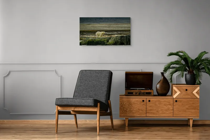 Tablou Canvas, "Urs polar pe țărmul arctic pustiu", Urs, Polar, Teren, Stânci, Natură, Nordic, Peisaj, Blană, Izolare, Sălbăticie, 90 x 50 cm – poza 6