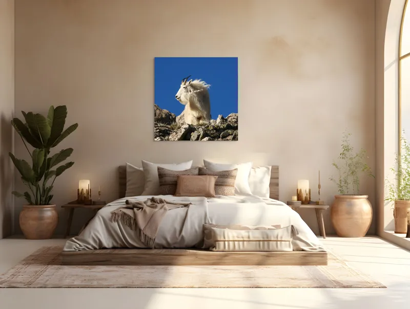 Tablou Canvas, "Capra de munte în adierea vântului", Capră, Alpină, Stânci, Cer, Albastru, Maiestate, Blană, Vânt, Sălbatică, Natură, 100 x 100 cm – poza 4