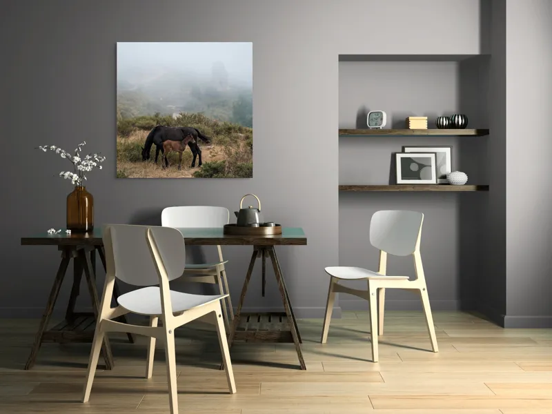 Tablou Canvas, "Mângâierea dimineții în ceață densă", Cai, Pășuni, Ceață, Natură, Mânz, Peisaj, Plante, Dealuri, Sălbăticie, Cer, Verdeață., 100 x 100 cm – poza 6