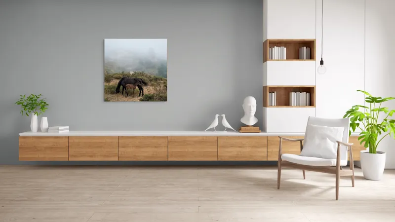 Tablou Canvas, "Mângâierea dimineții în ceață densă", Cai, Pășuni, Ceață, Natură, Mânz, Peisaj, Plante, Dealuri, Sălbăticie, Cer, Verdeață., 100 x 100 cm – poza 8