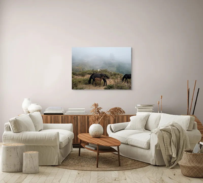 Tablou Canvas, "Mângâierea dimineții în ceață densă", Cai, Pășuni, Ceață, Natură, Mânz, Peisaj, Plante, Dealuri, Sălbăticie, Cer, Verdeață., 100 x 70 cm – poza 3