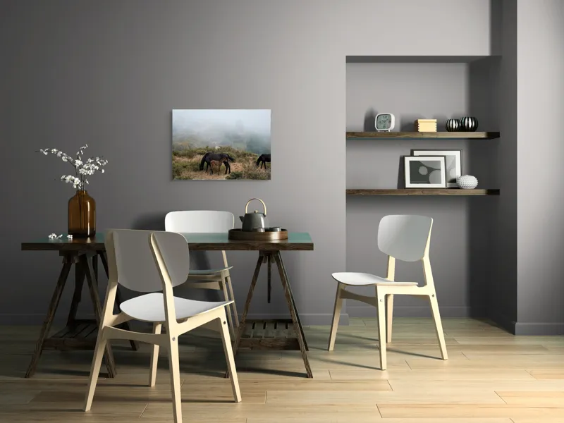 Tablou Canvas, "Mângâierea dimineții în ceață densă", Cai, Pășuni, Ceață, Natură, Mânz, Peisaj, Plante, Dealuri, Sălbăticie, Cer, Verdeață., 70 x 50 cm – poza 5
