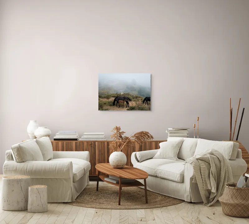 Tablou Canvas, "Mângâierea dimineții în ceață densă", Cai, Pășuni, Ceață, Natură, Mânz, Peisaj, Plante, Dealuri, Sălbăticie, Cer, Verdeață., 70 x 50 cm – poza 6