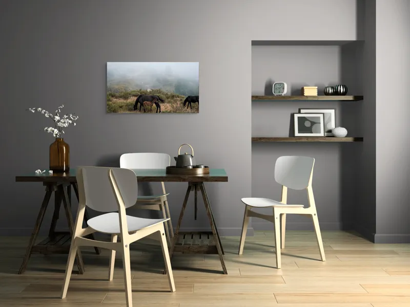 Tablou Canvas, "Mângâierea dimineții în ceață densă", Cai, Pășuni, Ceață, Natură, Mânz, Peisaj, Plante, Dealuri, Sălbăticie, Cer, Verdeață., 90 x 50 cm – poza 3