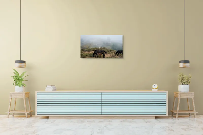 Tablou Canvas, "Mângâierea dimineții în ceață densă", Cai, Pășuni, Ceață, Natură, Mânz, Peisaj, Plante, Dealuri, Sălbăticie, Cer, Verdeață., 90 x 50 cm – poza 5