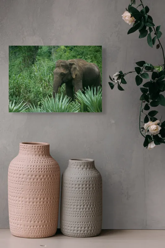 Tablou Canvas, "Elefant printre verdeața densă tropicală", Elefant, Vegetație, Junglă, Verde, Natură, Savană, Trunchi, Timp Liber, 54 x 39 cm – poza 8