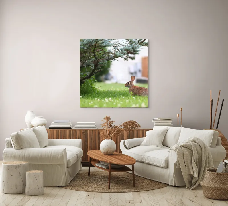 Tablou Canvas, "Iepurele sub ramurile verzi alebradului", Iepure, Verdeață, Copac, Curte, Natură, Relaxare, Frumusețe, Calm, Pastoral, Serenitate, 100 x 100 cm – poza 3