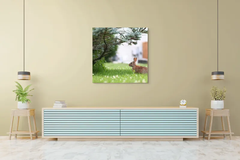 Tablou Canvas, "Iepurele sub ramurile verzi alebradului", Iepure, Verdeață, Copac, Curte, Natură, Relaxare, Frumusețe, Calm, Pastoral, Serenitate, 100 x 100 cm – poza 5