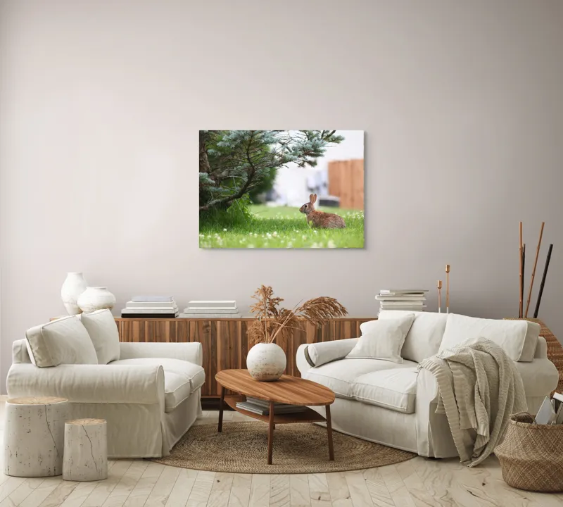 Tablou Canvas, "Iepurele sub ramurile verzi alebradului", Iepure, Verdeață, Copac, Curte, Natură, Relaxare, Frumusețe, Calm, Pastoral, Serenitate, 100 x 70 cm – poza 3