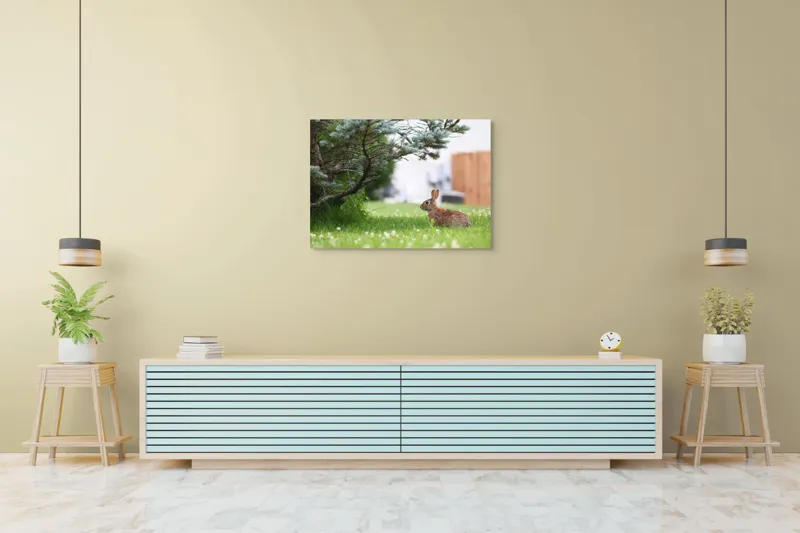 Tablou Canvas, "Iepurele sub ramurile verzi alebradului", Iepure, Verdeață, Copac, Curte, Natură, Relaxare, Frumusețe, Calm, Pastoral, Serenitate, 100 x 70 cm – poza 4