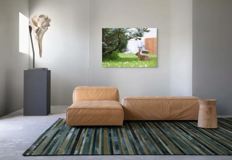 Tablou Canvas, "Iepurele sub ramurile verzi alebradului", Iepure, Verdeață, Copac, Curte, Natură, Relaxare, Frumusețe, Calm, Pastoral, Serenitate, 100 x 70 cm – poza 7