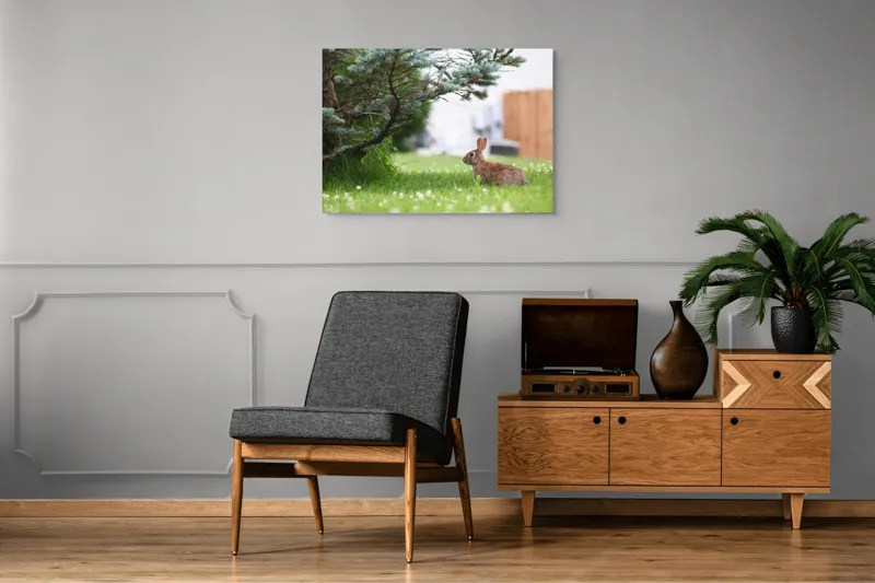 Tablou Canvas, "Iepurele sub ramurile verzi alebradului", Iepure, Verdeață, Copac, Curte, Natură, Relaxare, Frumusețe, Calm, Pastoral, Serenitate, 100 x 70 cm – poza 8