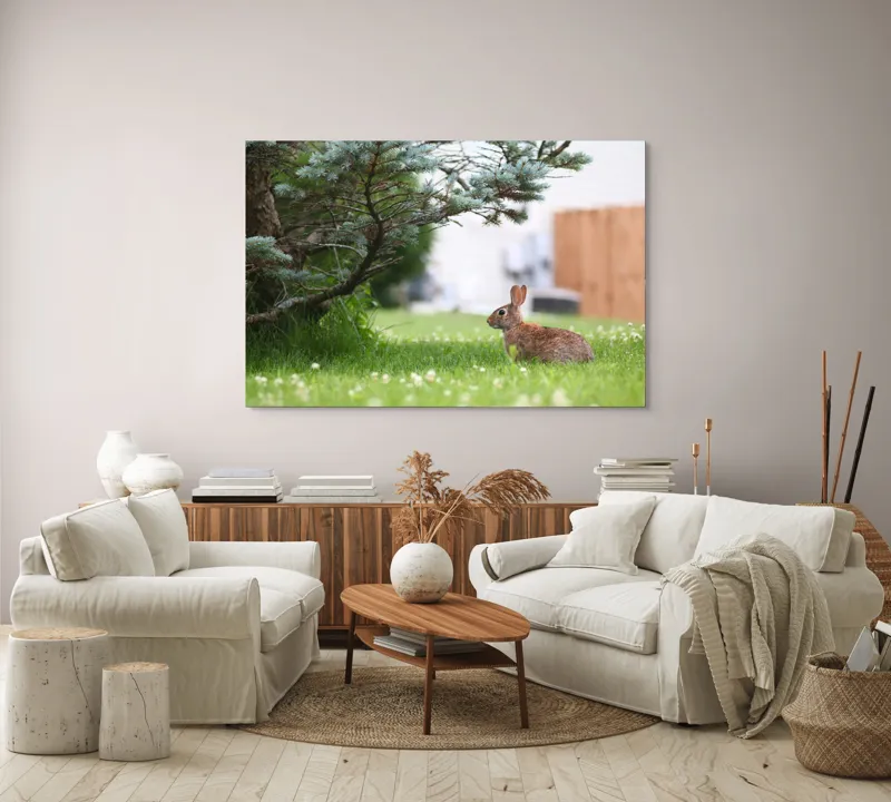 Tablou Canvas, "Iepurele sub ramurile verzi alebradului", Iepure, Verdeață, Copac, Curte, Natură, Relaxare, Frumusețe, Calm, Pastoral, Serenitate, 150 x 100 cm – poza 3