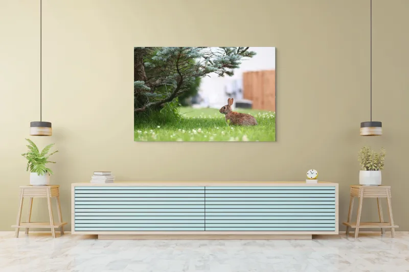 Tablou Canvas, "Iepurele sub ramurile verzi alebradului", Iepure, Verdeață, Copac, Curte, Natură, Relaxare, Frumusețe, Calm, Pastoral, Serenitate, 150 x 100 cm – poza 6