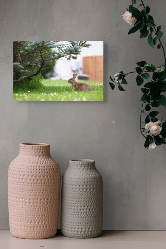 Tablou Canvas, "Iepurele sub ramurile verzi alebradului", Iepure, Verdeață, Copac, Curte, Natură, Relaxare, Frumusețe, Calm, Pastoral, Serenitate, 39 x 26 cm – poza 4