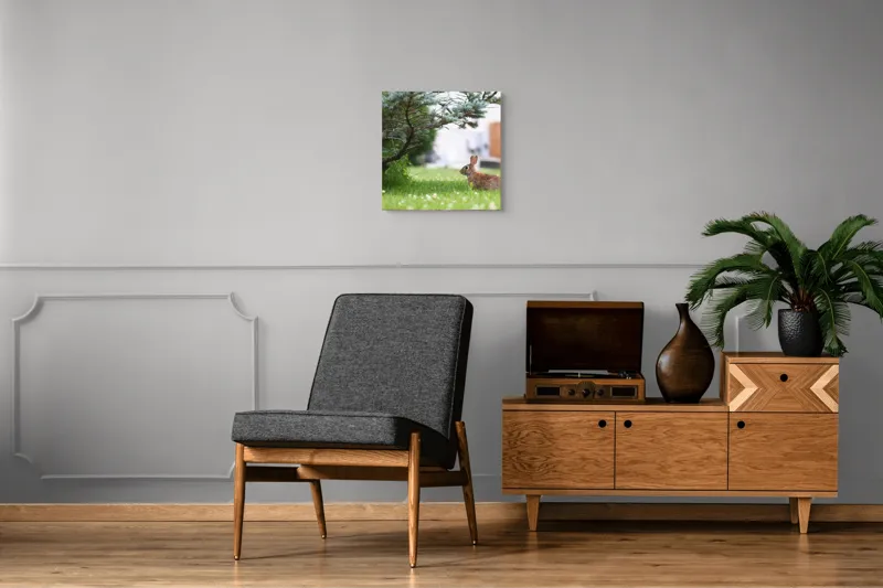 Tablou Canvas, "Iepurele sub ramurile verzi alebradului", Iepure, Verdeață, Copac, Curte, Natură, Relaxare, Frumusețe, Calm, Pastoral, Serenitate, 50 x 50 cm – poza 6