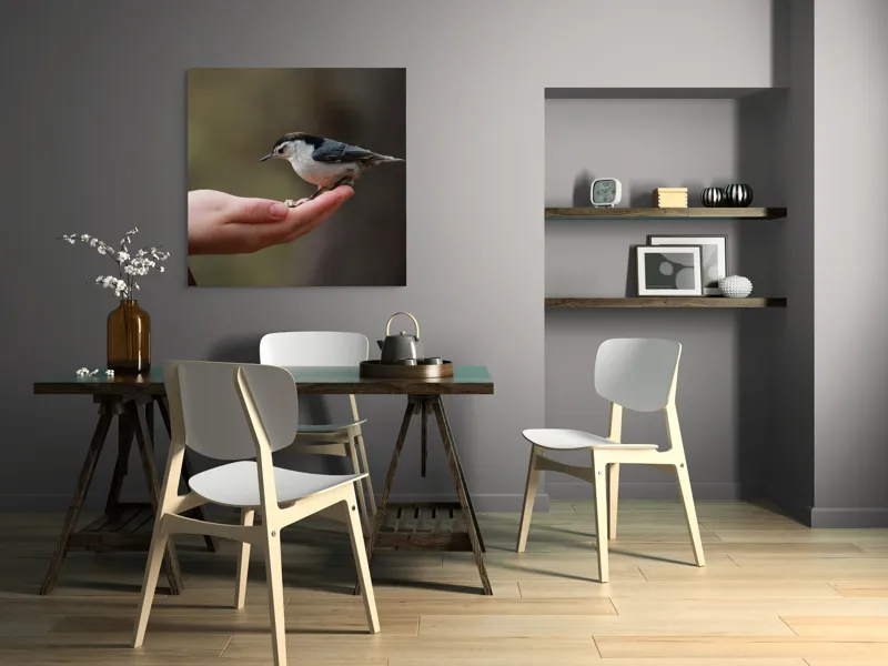 Tablou Canvas, "Ospățul prieteniei în pădurile liniștite", Mână, Păsărică, Natură, Blândețe, Interacțiune, Curaj, Delicatețe, Moment, Conexiune, Încredere, 100 x 100 cm – poza 6