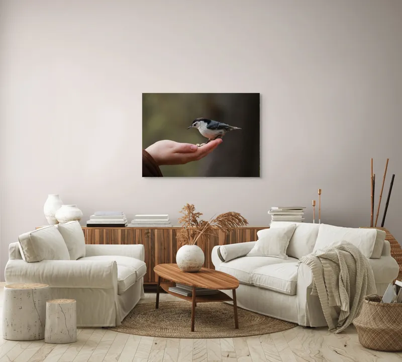 Tablou Canvas, "Ospățul prieteniei în pădurile liniștite", Mână, Păsărică, Natură, Blândețe, Interacțiune, Curaj, Delicatețe, Moment, Conexiune, Încredere, 100 x 70 cm – poza 3