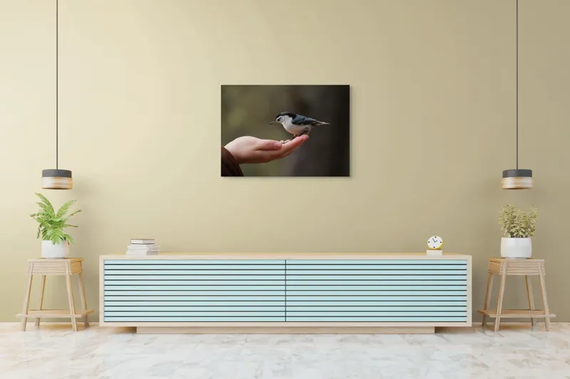 Tablou Canvas, "Ospățul prieteniei în pădurile liniștite", Mână, Păsărică, Natură, Blândețe, Interacțiune, Curaj, Delicatețe, Moment, Conexiune, Încredere, 100 x 70 cm – poza 4