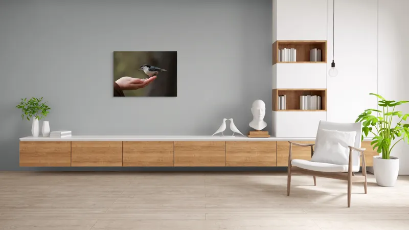 Tablou Canvas, "Ospățul prieteniei în pădurile liniștite", Mână, Păsărică, Natură, Blândețe, Interacțiune, Curaj, Delicatețe, Moment, Conexiune, Încredere, 100 x 70 cm – poza 6