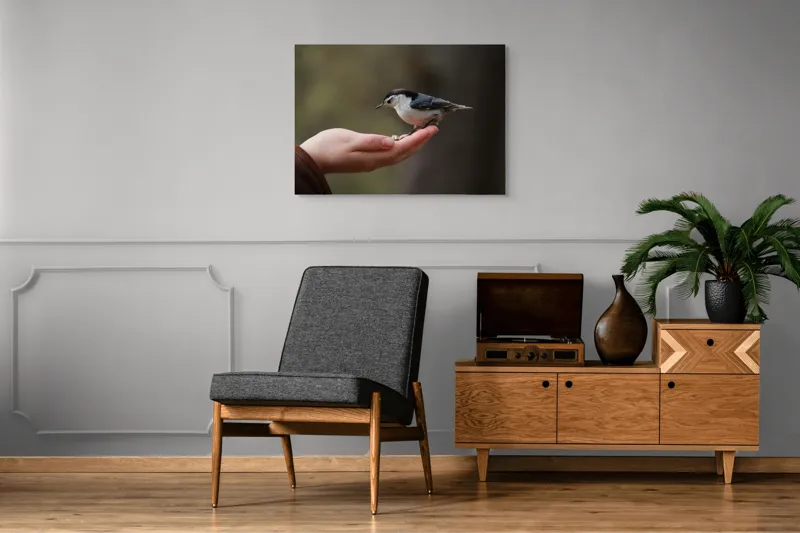 Tablou Canvas, "Ospățul prieteniei în pădurile liniștite", Mână, Păsărică, Natură, Blândețe, Interacțiune, Curaj, Delicatețe, Moment, Conexiune, Încredere, 100 x 70 cm – poza 8