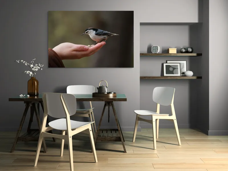 Tablou Canvas, "Ospățul prieteniei în pădurile liniștite", Mână, Păsărică, Natură, Blândețe, Interacțiune, Curaj, Delicatețe, Moment, Conexiune, Încredere, 150 x 100 cm – poza 5