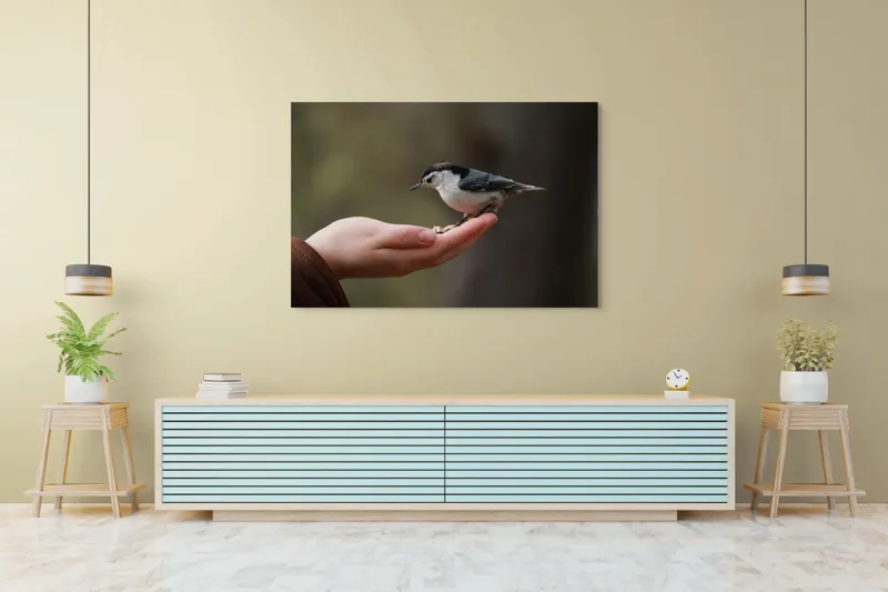 Tablou Canvas, "Ospățul prieteniei în pădurile liniștite", Mână, Păsărică, Natură, Blândețe, Interacțiune, Curaj, Delicatețe, Moment, Conexiune, Încredere, 150 x 100 cm – poza 6