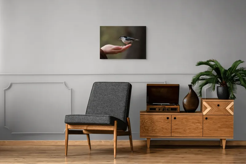 Tablou Canvas, "Ospățul prieteniei în pădurile liniștite", Mână, Păsărică, Natură, Blândețe, Interacțiune, Curaj, Delicatețe, Moment, Conexiune, Încredere, 70 x 50 cm – poza 4