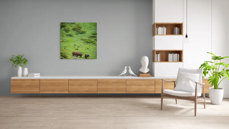 Tablou Canvas, "Cai păscând pe un deal verde", Verdeață, Cai, Dealuri, Floricele, Natură, Pășune, Liniște, Slove, Seninătate., 100 x 100 cm – poza 8