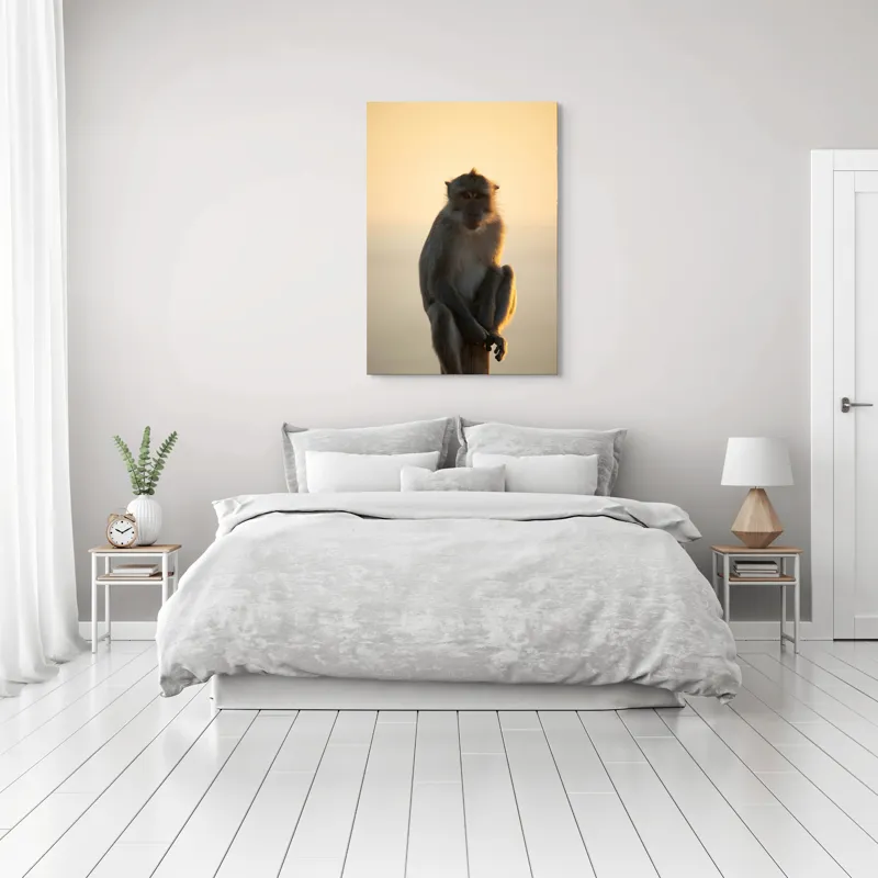 Tablou Canvas, "Maimuță contemplativă în lumina amurgului", Maimuță, Apus, Siluetă, Lumină, Coloană, Relaxare, Natură, Calm, Privește, Serenitate, 70 x 100 cm – poza 3