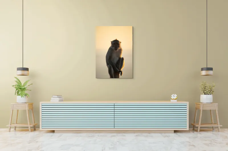 Tablou Canvas, "Maimuță contemplativă în lumina amurgului", Maimuță, Apus, Siluetă, Lumină, Coloană, Relaxare, Natură, Calm, Privește, Serenitate, 70 x 100 cm – poza 5